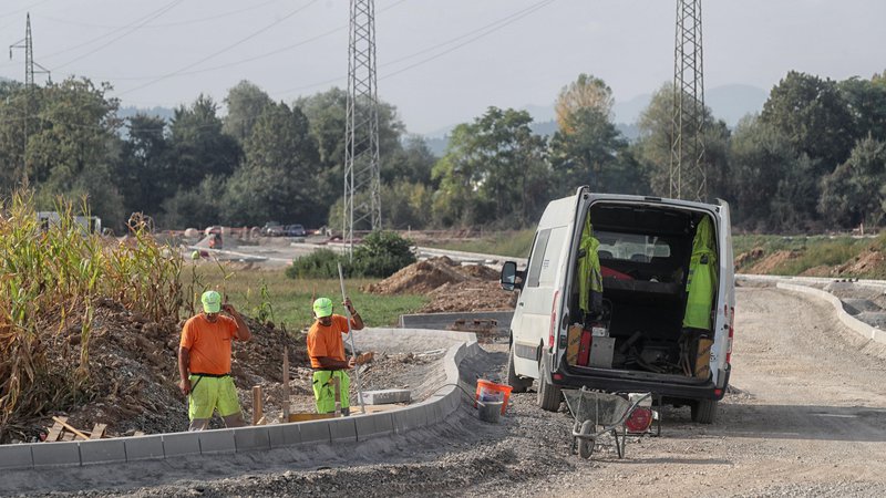 Fotografija: Industrijska cesta se bo prek Ceste v Prod–Zalog priključila na štajersko avtocesto. FOTO: Blaž Samec/Delo