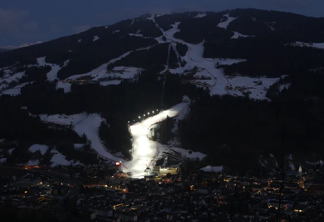 Za uporabo žičniških naprav v Avstriji bo pozimi obvezna maska tipa FFP2. FOTO: Lisi Niesner/REUTERS