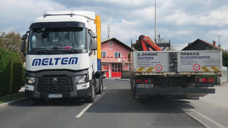 Fotografija: Ob srečanju dveh tovornjakov postane pločnik nevaren za pešce. FOTO: Bojan Rajšek/Delo