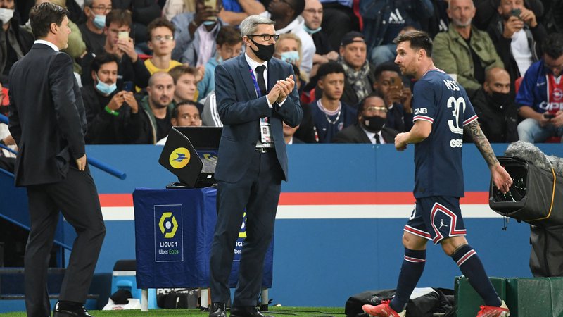 Fotografija: Messi gleda proti trenerju Pochettinu po menjavi na tekmi z Lyonom. Na prvi gol oziroma podajo v dresu PSG še čaka. FOTO: Alain Jocard/AFP