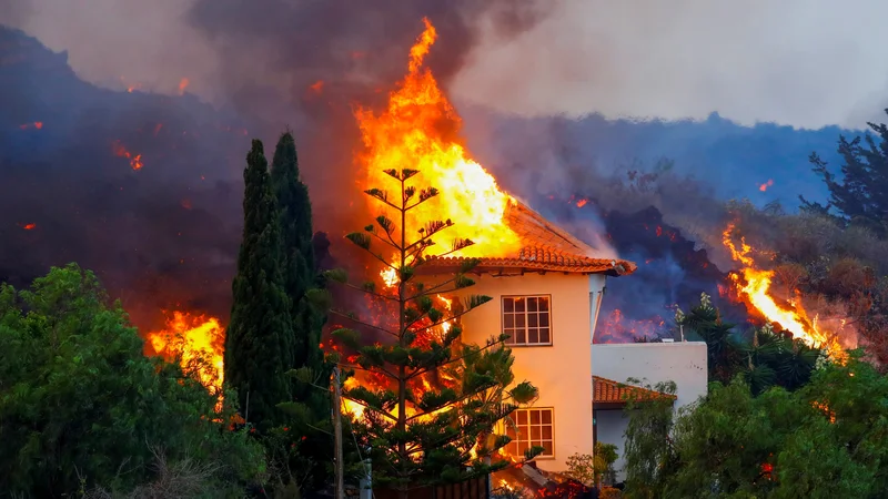 Fotografija: Poleg lave, ki uničuje vse, kar ji stoji na poti, povzročajo skrbi tudi požari. FOTO: Borja Suarez/Reuters