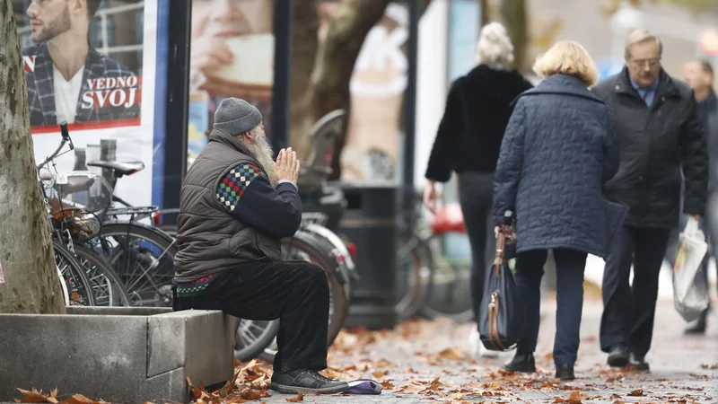 Fotografija: Najranljivejše skupine, pri katerih stopnja revščine ne pada, so samske ženske, starejše od 65 let, in enostarševske družine. Foto Leon Vidic