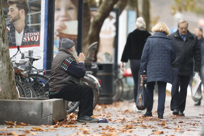 Najranljivejše skupine, pri katerih stopnja revščine ne pada, so samske ženske, starejše od 65 let, in enostarševske družine. Foto Leon Vidic