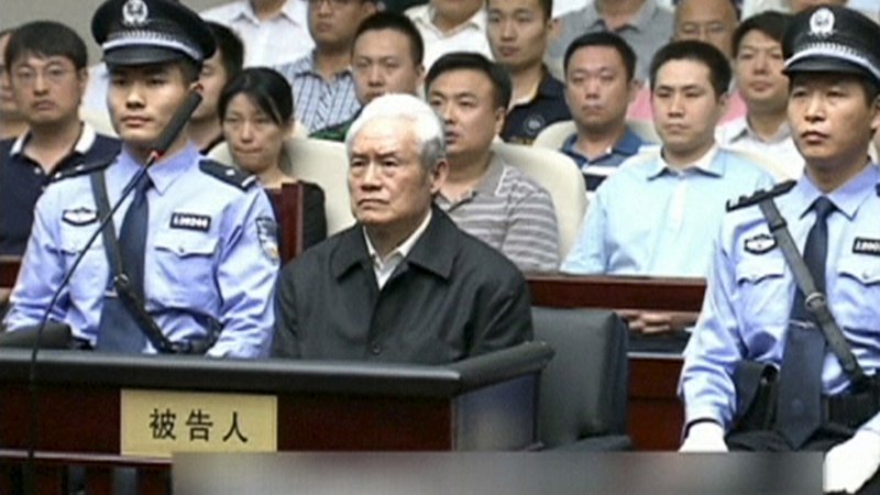 Fotografija: Pred nekaj leti se je znašel za rešetkami tudi nekdanji član stalnega komiteja politbiroja Zhou Yongkang, ki je bil hkrati vodja tajne službe. FOTO: Reuters