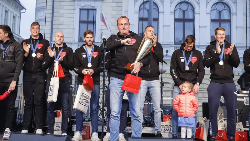 Fotografija: Srebrni odbojkarji so dočakali lep sprejem na Kongresnem trgu. FOTO: Jože Suhadolnik