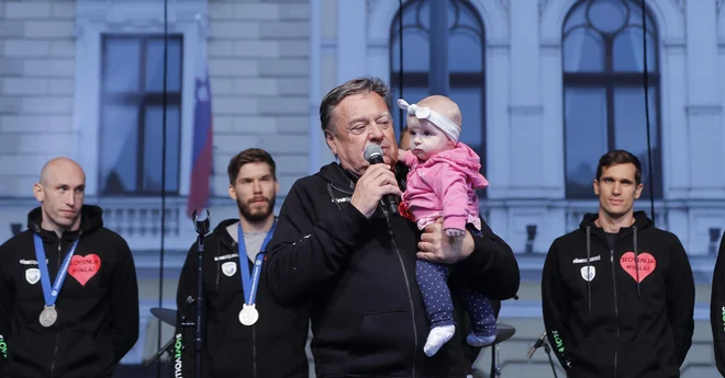 Srebrni odbojkarji so dočakali lep sprejem na Kongresnem trgu. FOTO: Jože Suhadolnik