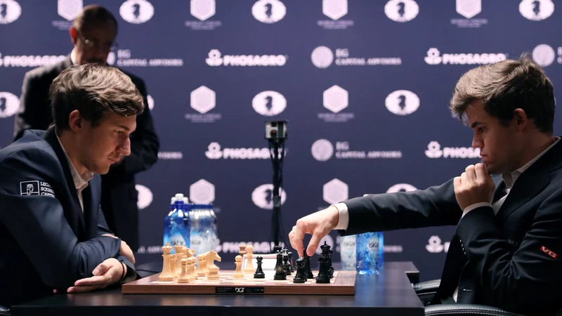 Fotografija: Magnus Carlsen (desno) je že dolgo vladar šahovskih desk. FOTO: Mark Kauzlarich/Reuters