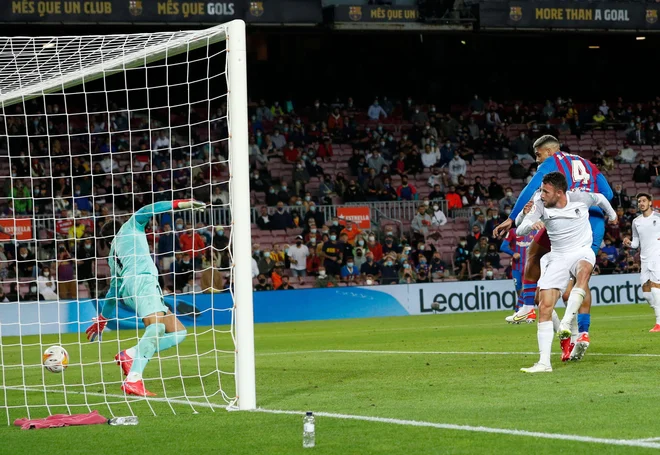 Ronald Araujo je izenačil z glavo. FOTO: Albert Gea/Reuters