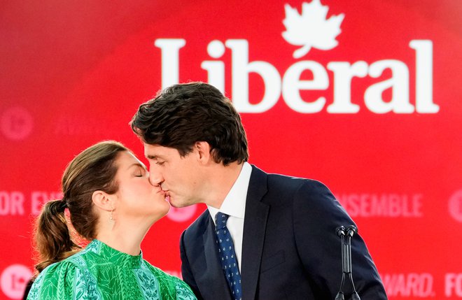 Kanadski premier se je uspeha na volitvah veselil z ženo Sophie Gregoire. FOTO: Carlos Osorio/Reuters