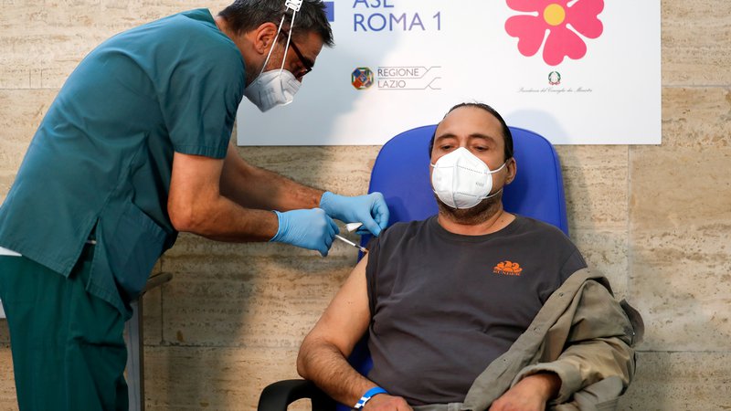 Fotografija: V Italiji naj bi po vladnih predvidevanjih v tednu dni dosegli 80-odstotno precepljenost populacije proti covidu-19 med starejšimi od 12 let. Začeli so tudi s cepljenjem ranljivih skupin s tretjim odmerkom. FOTO: REUTERS/Yara Nardi