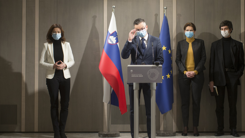 Fotografija: Predstavniki opozicijskih strank Alenka Bratušek, Luka Mesec, Tanja Fajon in Marjan Šarec se dogovarjajo o sodelovanju po volitvah. FOTO: Jure Eržen/Delo