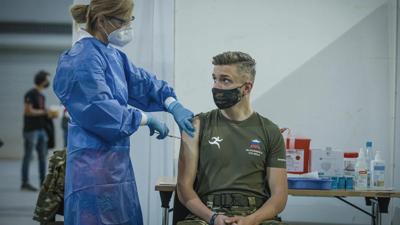 Fotografija: Odvetniki Tina Drolec Sladojević, Nataša Pirc Musar in Dino Bauk so se v okviru današnje razprave spraševali, ali je znotraj obstoječega zakonodajnega sistema možno uvesti obvezno cepljenje. FOTO: Jože Suhadolnik/Delo