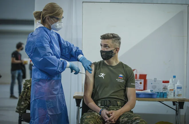 Odvetniki Tina Drolec Sladojević, Nataša Pirc Musar in Dino Bauk so se v okviru današnje razprave spraševali, ali je znotraj obstoječega zakonodajnega sistema možno uvesti obvezno cepljenje.&nbsp;FOTO: Jože Suhadolnik/Delo
