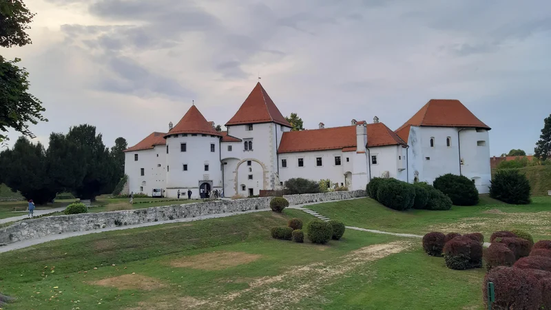 Fotografija: Na obrobju starega dela Varaždina je čudovito ohranjen in obnovljen srednjeveški grad. FOTO: Mitja Felc/Delo