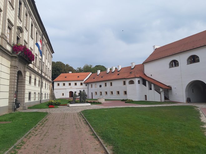 Čakovski grad je obdan z zelenjem stoletnega mestnega parka. FOTO: Mitja Felc/Delo