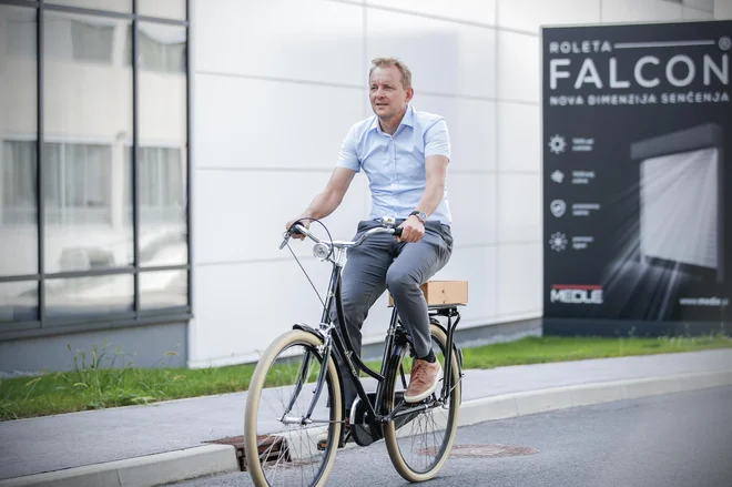 V podjetju spodbujajo zdrav in aktiven način življena. V tednu mobilnosti jih je veliko prišlo na delo s kolesom – tudi direktor Robert Medle. FOTO: Uroš Hočevar/Delo