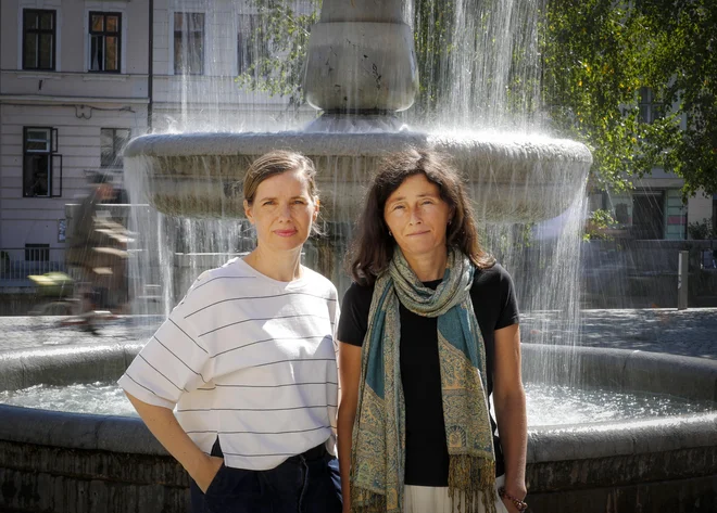 Raziskovalki dr. Martina Bofulin in dr. Nataša Rogelja sta avtorici spletne razstave o obalnih spremembah in vplivu na obalne prebivalce, predvsem ribiče. FOTO: Matej Družnik