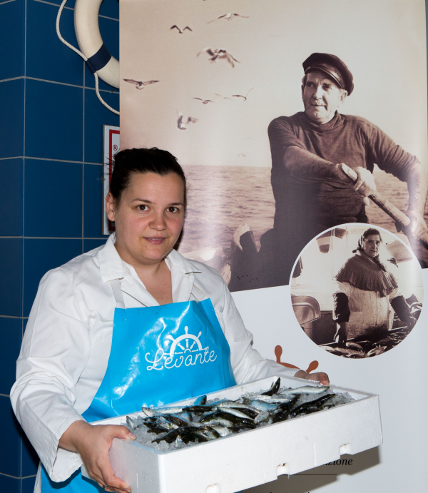 Tina Steffe Božnik, ki ima v lasti tri ribarnice v Kopru in Izoli, nadaljuje družinsko tradicijo.<br />
FOTO: Jaka Jeraša/Primorske novice/FisherCoast Exhibition