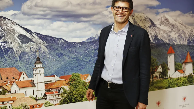 Fotografija: Matjaž Rakovec, kranjski župan iz vrst SD, gotovo ni navdušen, da so se v SMC ogreli za idejo razdelitve občine, ki jo vodi. FOTO: Leon Vidic/Delo