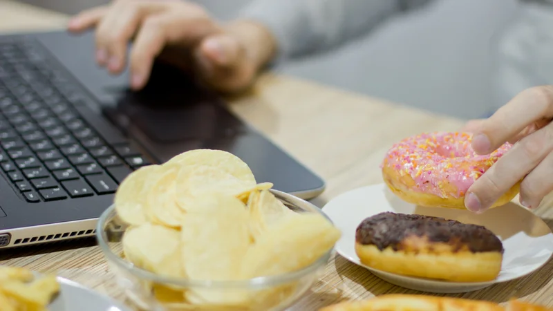 Fotografija: Koža je največji organ v telesu in vse, kar jeste, vpliva nanjo. Večina margarin, zlasti trdnih, vsebuje transmaščobe. FOTO: Shutterstock