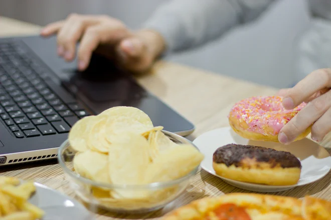Koža je največji organ v telesu in vse, kar jeste, vpliva nanjo. Večina margarin, zlasti trdnih, vsebuje transmaščobe. FOTO: Shutterstock