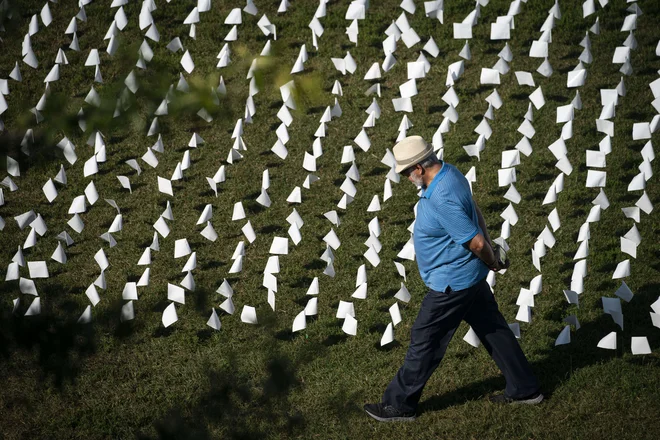 Covid-19 je po svetu doslej zahteval 4,68 milijona življenj. FOTO: Al Drago/AFP