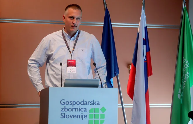 Igor Zorko, predsednik Združenja za informatiko in telekomunikacije pri GZS, je med drugim poudaril, da je zanimanje za nadgradnjo trenutnih sistemov in digitalizacijo zelo veliko. FOTO: Blaž Samec/Delo