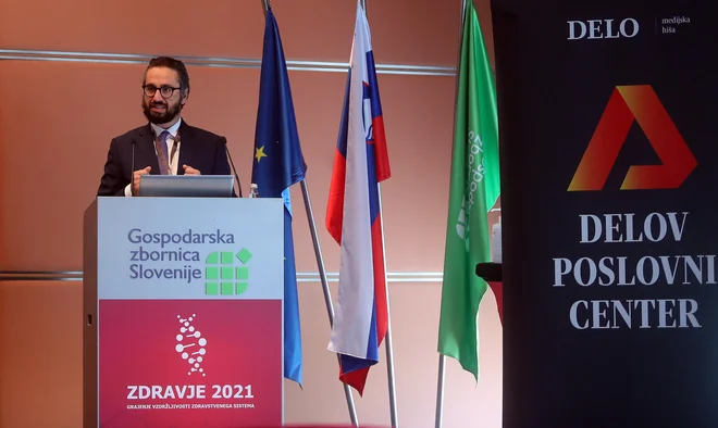 Tine Kračun, direktor Inštituta za strateške rešitve, je poudaril, da so zdravstveni sistemi eden izmed osnovnih stebrov človeškega razvoja, ki so v modernih družbah že od nekdaj pod drobnogledom javnosti. FOTO: Blaž Samec/Delo