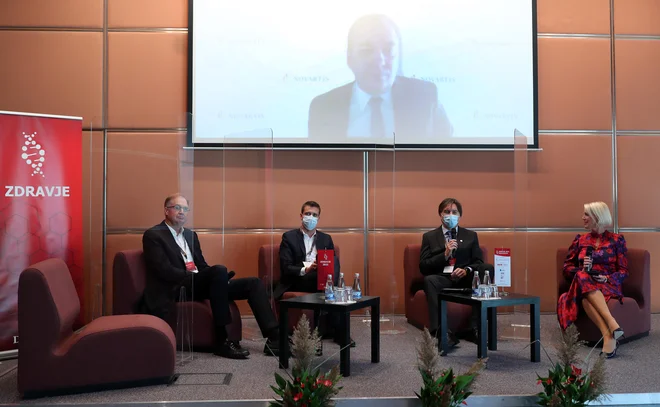 O posledicah pandemije so govorili (Z leve) Tomaž Gornik, Better, Janez Kranjc, Prva osebna zavarovalnica, doc. dr. Aleš Rozman, klinika Golnik, mag. Robert Ljoljo, Lek, Novartis (prek spletne povezave) in moderatorka Petra Juvančič. FOTO: Blaž Samec/Delo