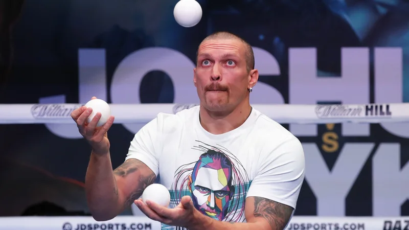 Fotografija: Oleksandr Usik dobro razpoložen pričakuje obračun z ANthonyjem Joshuo. FOTO: Andrew Couldridge/Reuters