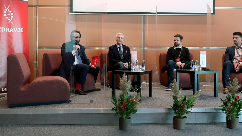 Fotografija: Tine Kračun (prvi z leve), prof. dr. Tadej Battelino,  dr. Jure Vajs in Alen Pavlec. FOTO: Blaž Samec/Delo