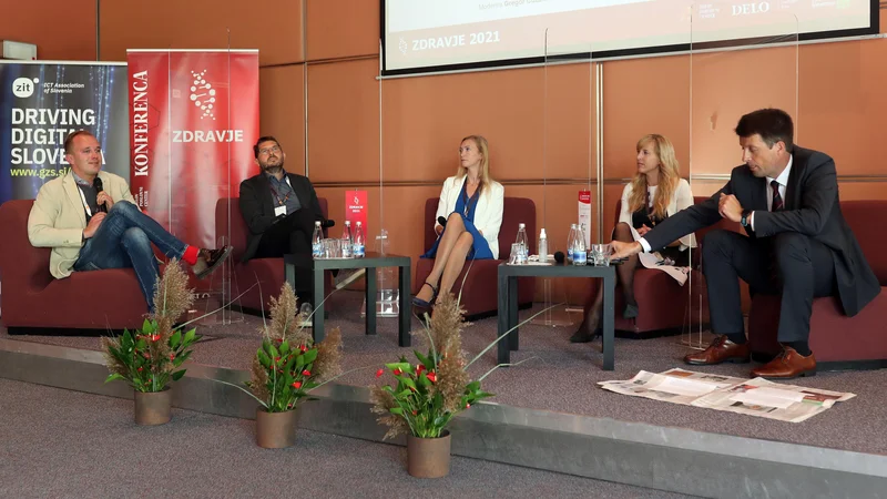 Fotografija: Kakšna bo telemedicina v prihodnosti, so razpravljali Boštjan Antolič (prvi z leve), Peter Bratušek, Karmen Marguč, Darja Perko in Grogor Cuzak. FOTO: Blaž Samec/Delo