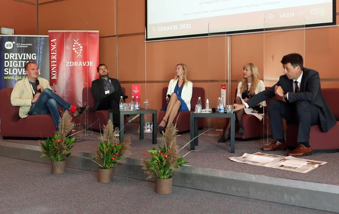 Kakšna bo telemedicina v prihodnosti, so razpravljali&nbsp;Boštjan Antolič (prvi z leve), Peter Bratušek, Karmen Marguč, Darja Perko in Grogor Cuzak. FOTO: Blaž Samec/Delo<br />
&nbsp;