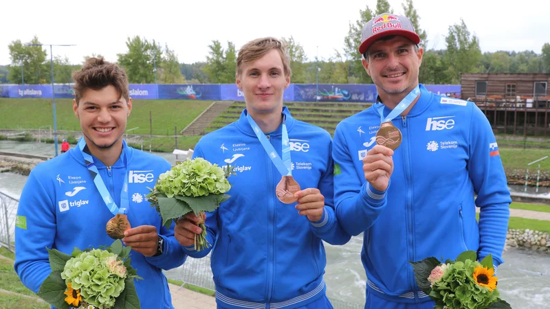 Fotografija: Kajakaši Niko Testen, Martin Srabotnik in Peter Kauzer so na svetovnem prvenstvu osvojili ekipni bron. FOTO: Nina Jelenc/KZS