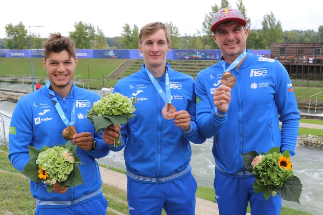 Kajakaši Niko Testen, Martin Srabotnik in Peter Kauzer so na svetovnem prvenstvu osvojili ekipni bron. FOTO: Nina Jelenc/KZS