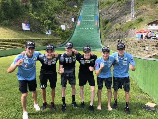 Z izjemo Žige Jelarja (tretji z leve) bo slovenska zasedba v Hinzenbachu tista z uvodne tekme v Visli. FOTO: sloski