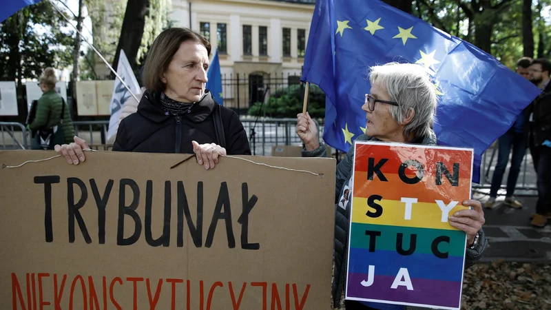 Fotografija: Protestniki so se danes spet zbrali pred poljskim ustavnim sodiščem, ki ponovno ni odločalo o tem, ali je domače pravo podrejeno evropskemu. FOTO: Kacper Pempel/Reuters