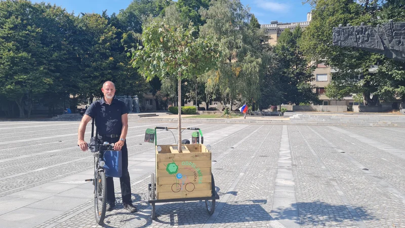 Fotografija: Rektor Univerze v Ljubljani Gregor Majdič in drevo na kolesu. FOTO: Eva Mikelj