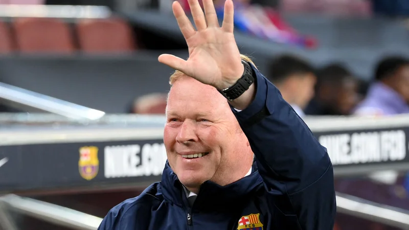 Fotografija: Ronald Koeman pozdravlja navijače pred začetkom ponedeljkove tekme z Granado. Barcelono je pred porazom v enem zadnjih napadov na tekmi rešil branilec Ronald Araujo. FOTO: Lluis Gene/AFP