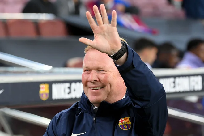 Ronald Koeman pozdravlja navijače pred začetkom ponedeljkove tekme z Granado. Barcelono je pred porazom v enem zadnjih napadov na tekmi rešil branilec Ronald Araujo. FOTO: Lluis Gene/AFP