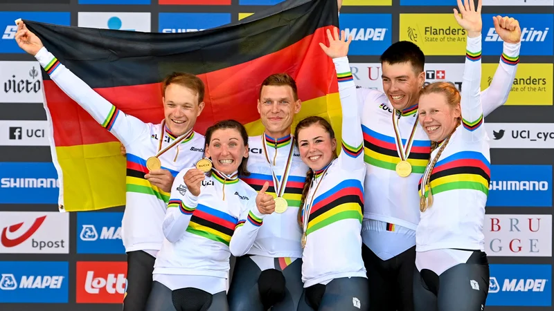 Fotografija: Nemci, tretji od leve Tony Martin, in Nemke so bili na SP najboljši v ekipnem kronometru. FOTO: Eric Lalmand/AFP