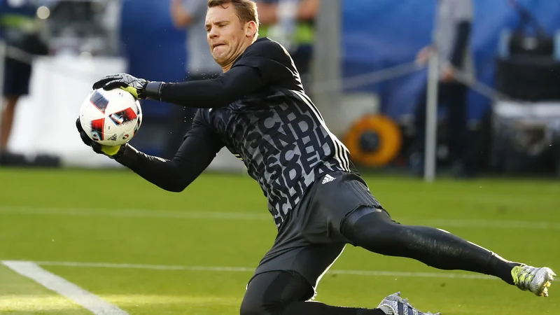 Fotografija: Manuel Neuer (na fotografiji) je še vedno prvi vratar nemške reprezentance. FOTO: Michael Dalder/Reuters