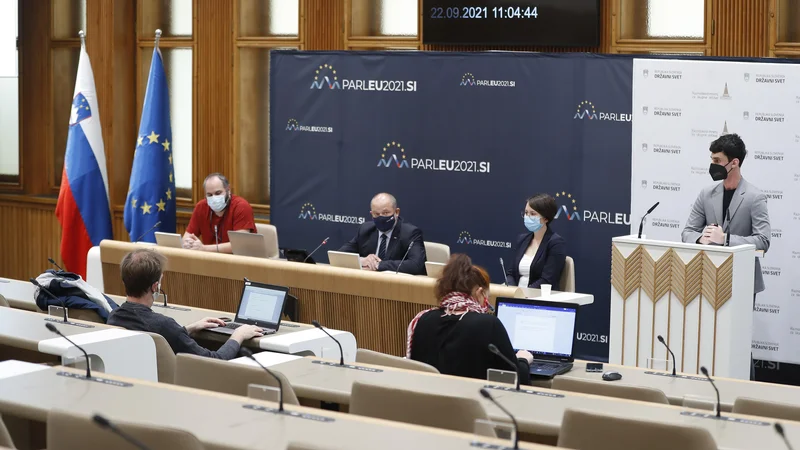 Fotografija: Matic Primc, Alojz Kovšca, Maja Cimerman in Nejc Horvat (od leve) o raziskavi odprtosti in transparentnosti slovenskih občin. FOTO: Leon Vidic/Delo