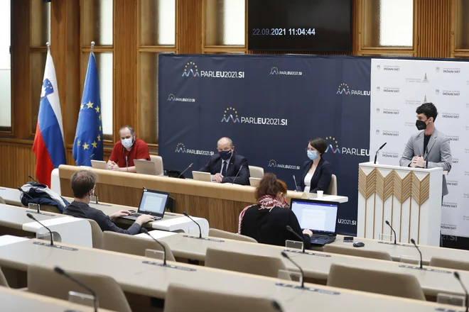 Matic Primc, Alojz Kovšca,&nbsp;Maja Cimerman in Nejc Horvat (od leve)<strong> </strong>o raziskavi odprtosti in transparentnosti slovenskih občin. FOTO: Leon Vidic/Delo
