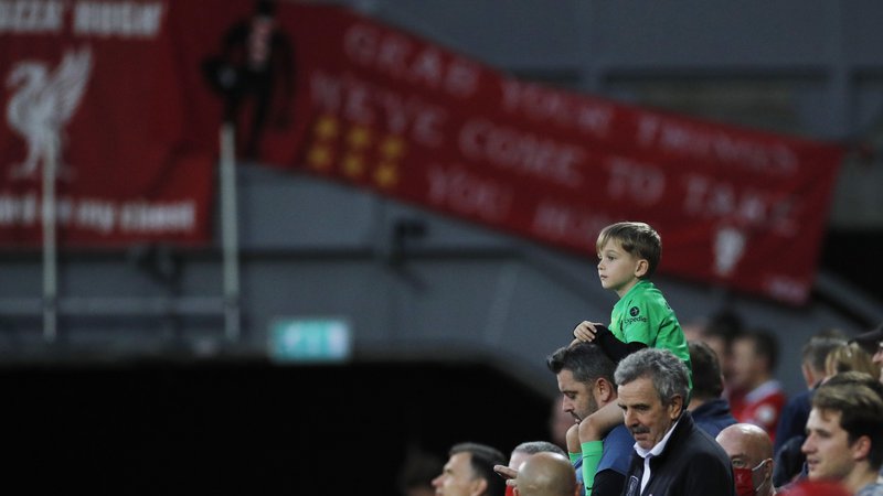 Fotografija: Navijači Liverpoola med tekmo z AC Milanom v ligi prvakov. FOTO: Phil Noble/Reuters