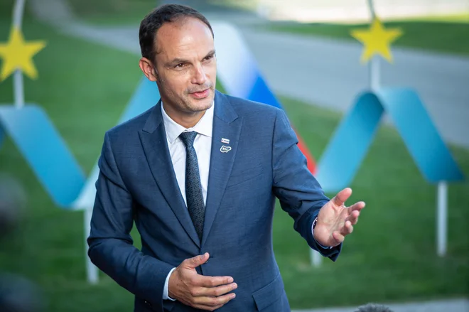 Ker v drugi polovici leta Slovenija predseduje svetu EU, si vlada in ministrstvo za zunanje zadeve prizadevata za vzpostavljanje sinergij med temami, obravnavanimi v OZN, in prednostnimi nalogami predsedovanja Slovenije svetu EU.<br />
FOTO: Jure Makovec/Afp