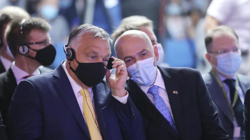 Fotografija: Janez Janša naj bi se ta teden udeležil zasedanja generalne skupščine OZN, a si je premislil in v New York poslal predsednika republike. Sam bo odšel v Budimpešto k Viktorju Orbánu (na fotografiji pred tednom ob otvoritvi celjskega sejma MOS). FOTO: Jože Suhadolnik/Delo
