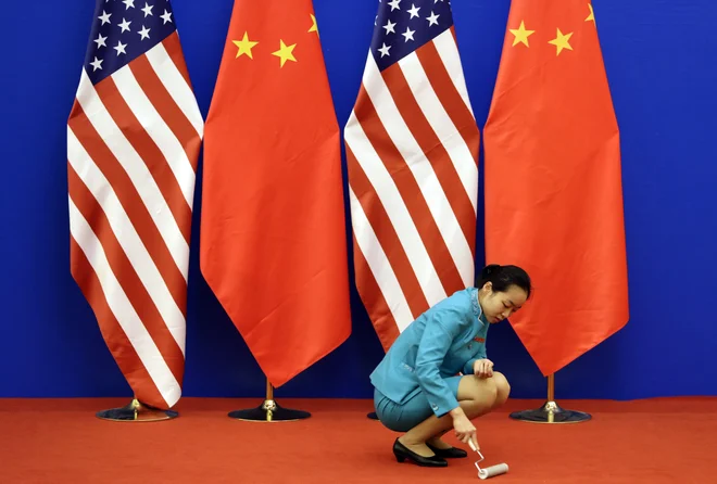 Skoraj dve tretjini vprašanih v 12 članicah Evropske unije, Slovenija ni bila vključena, verjame, da je Washington v hladni vojni s Pekingom in Moskvo.&nbsp;FOTO: Jason Lee/Reuters