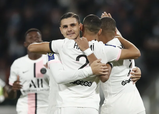 Mauro Icardi, ki je odločil dvoboj z Lyonom, je tokrat čestital Hakimiju. FOTO: Benoit Tessier/Reuters
