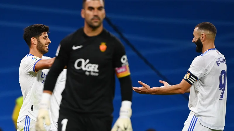 Fotografija: Vzpon Asensia, ki so ga pred selitvijo k Realu močno povezovali tudi z Barcelono, so v minulih sezonah močno upočasnile poškodbe, ki se jim je Benzema (oba na fotografiji) v velikem loku denimo izognil. FOTO: Gabriel Bouys/AFP